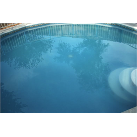 ¿El agua de tu piscina es de color blanquecino y turbia?